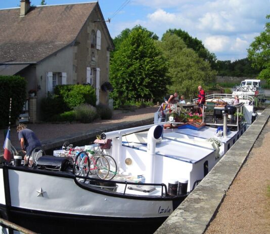 Canal du Nivernais: Frankreichs grüne Wasserader mit tropischem Flair Ecluse_n.13_de_Mingot_,versant_Loire_du_canal_du_nivernais