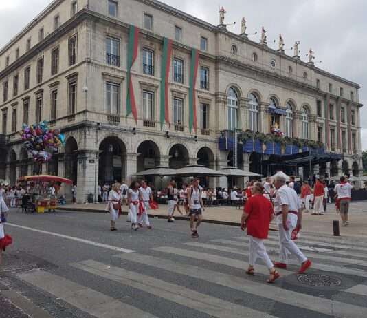 Verkehrte Welt in Weiß und Rot – Wie sich die Fêtes de Bayonne 2025 neu erfinden Fêtes_de_Bayonne_Wikipedia_2018