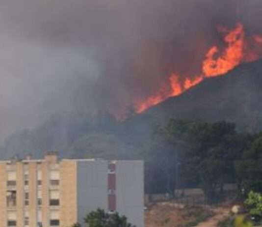 Marseille: Das Feuer geht zurück – die Flammen sind aber noch nicht vollständig gelöscht Brand_Marseille