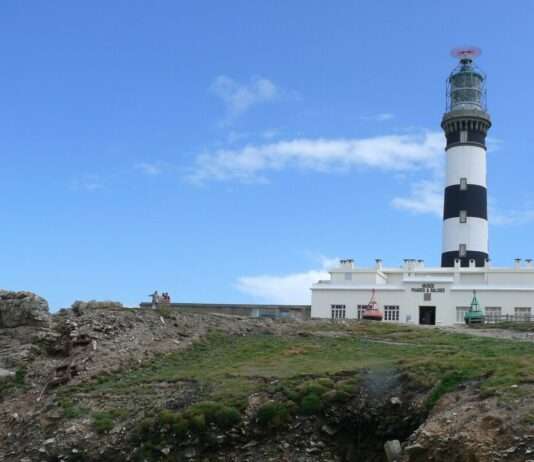 Wächter im Wind: Die Leuchttürme von Ouessant und ihre Geschichten Le_Phare_du_Créac'h