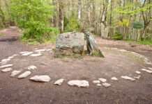 Brocéliande brennt – und damit eine Illusion von Sicherheit Le_Tombeau_de_Merlin_(Wikipedia)