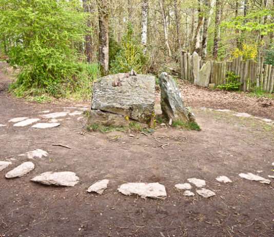 Brocéliande brennt – und damit eine Illusion von Sicherheit Le_Tombeau_de_Merlin_(Wikipedia)