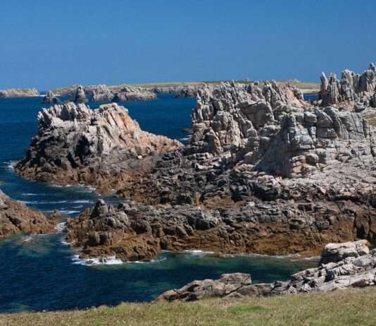Ouessant – Wo Legenden, Klippen und Salzluft das Herz berühren Ouessant_-_Cote_Nord_Sauvage