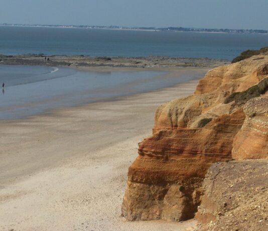 Wo das Gold nicht glänzt, sondern glüht: Die Plage de la Mine d’Or in Pénestin Pénestin_-_Plage_de_la_Mine_d'Or_(Wikipedia)