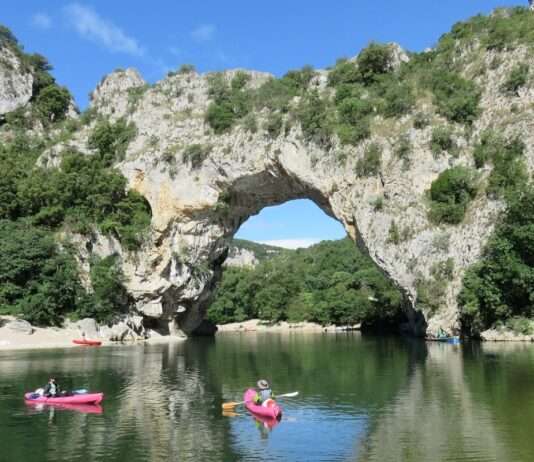 Zwischen Fels und Fluss: Die Gorges de l’Ardèche entdecken Pont_d'Arc_Wikipedia
