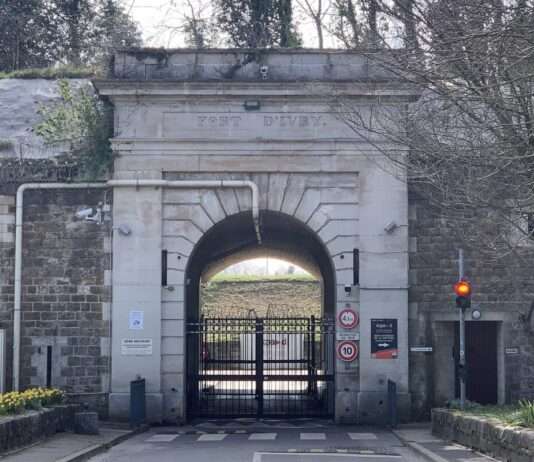 Vom Bollwerk zur Bildchronik: Das Fort d’Ivry als Spiegel französischer Militärgeschichte Porte_Principale_Fort_Ivry_-_Ivry-sur-Seine_(Wikipedia)