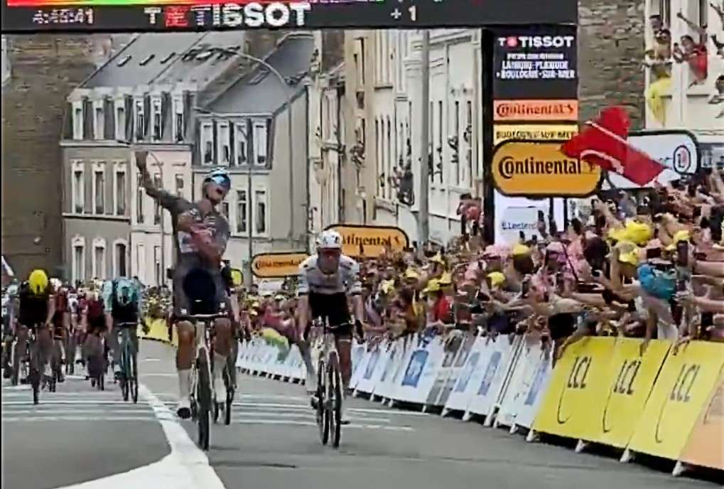 Tour de France: Mathieu van der Poel brilliert im Regenchaos und erobert Gelb