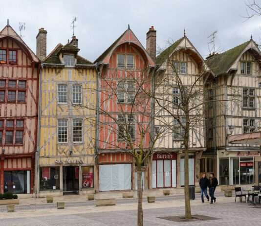 Troyes: Ein Farbenspiel aus Fachwerk, Gotik und französischer Lebensart Troyes_rue_Emile_Zola_maisons_pans_de_bois
