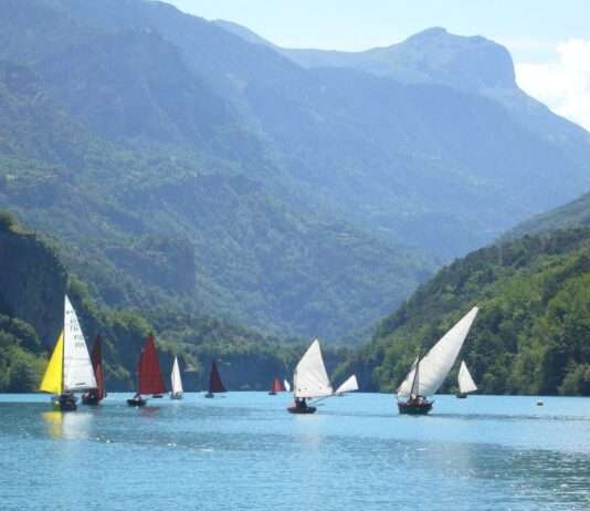 Die blaue Krone der Alpen: Lac de Serre-Ponçon Lac-de-Serre-Ponçon_Wikipedia