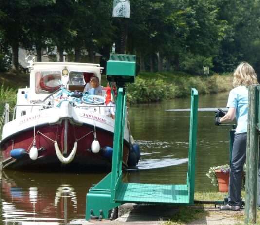 Kanal von Nantes nach Brest: Entschleunigung pur zwischen Schleusen, Schlössern und Schieferfelsen Bateau_écluse_de_Saint-Jouan