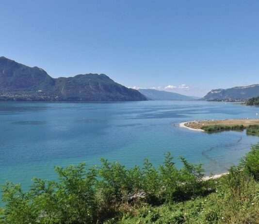 Alarmstufe Blau am Lac du Bourget – Cyanobakterien legen Strände lahm Belvédère_Lac_du_Bourget,_Wikipedia
