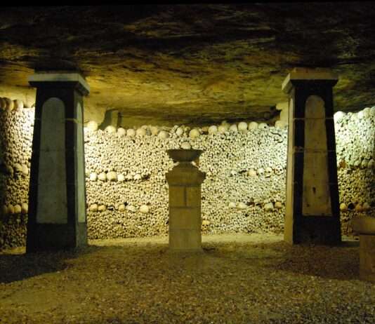 Unter den Straßen von Paris: Wo die Hitze endet und die Geschichte beginnt Catacombes_De_Paris
