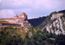 Pontarlier – Das versteckte Juwel im Herzen des Jura Fort_de_Joux_Wikipedia