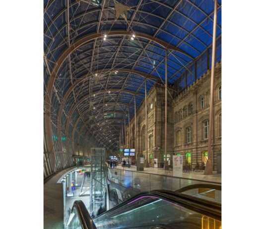 Versteckt hinter dem Schalter: Warum die SNCF in Straßburg jetzt Termine vergibt Gare_de_Strasbourg_Interior_Wikipedia