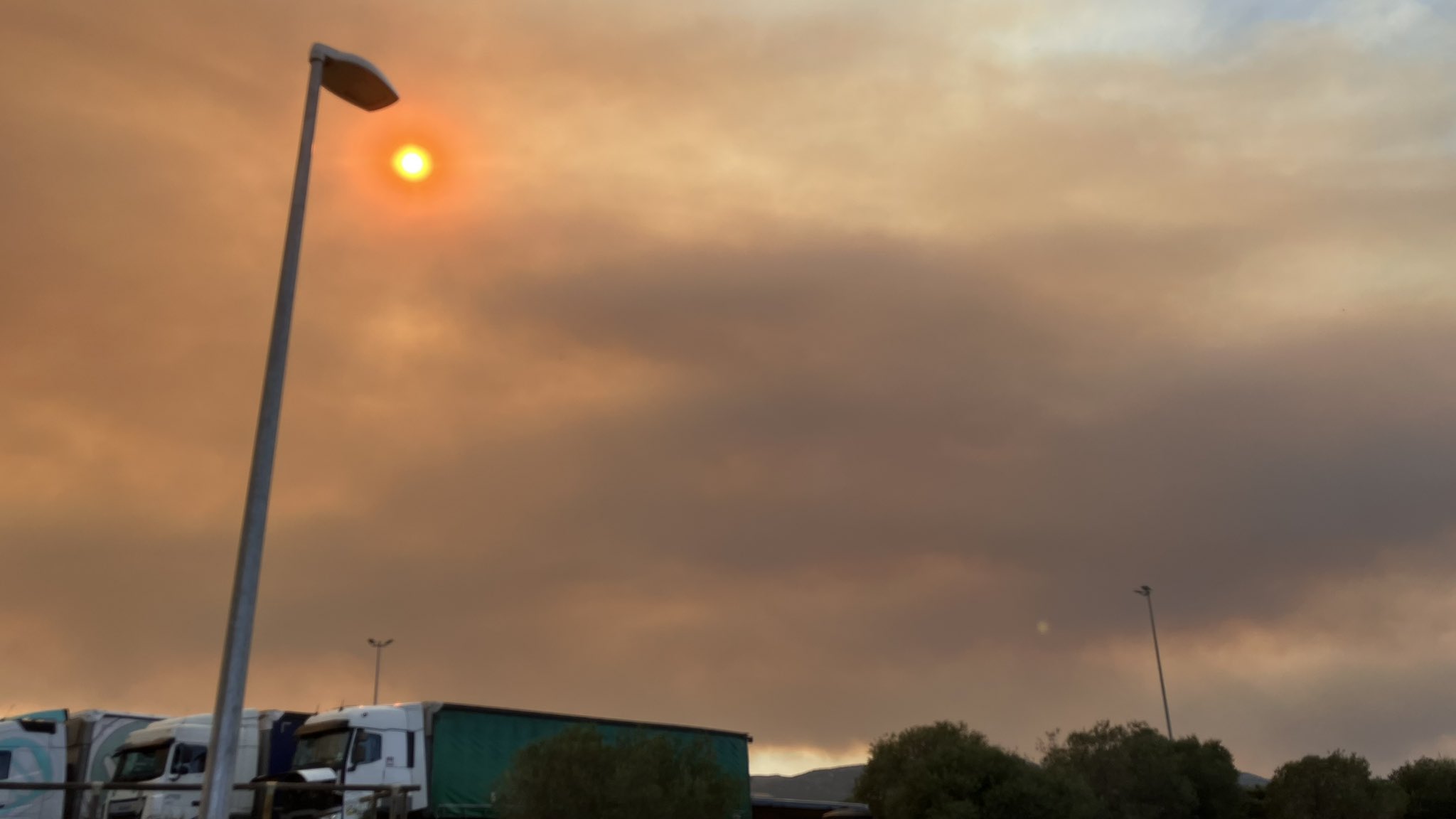 Flammenmeer im Süden: Autobahnen und Landstraßen gesperrt