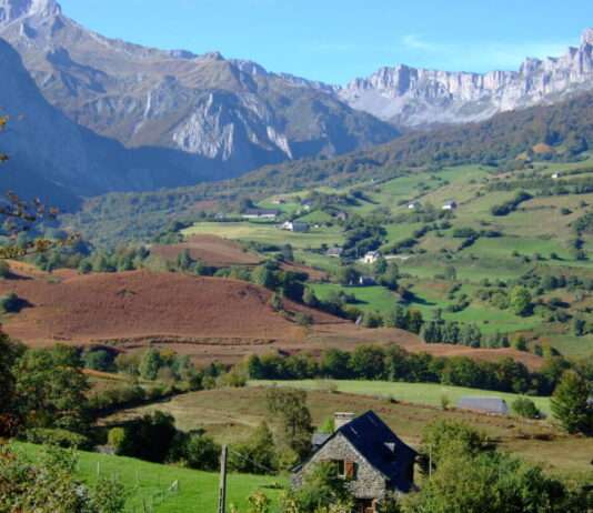 Wildes Panorama, stilles Dorf: Der Cirque de Lescun in den französischen Pyrenäen LescunVueVersPasDAzuns