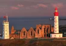Route des Phares – Leuchtturmromantik an der wilden Küste der Bretagne Lever_du_jour_sur_la_Pointe_Saint_Mathieu_Wikipedia
