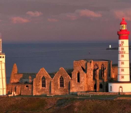 Route des Phares – Leuchtturmromantik an der wilden Küste der Bretagne Lever_du_jour_sur_la_Pointe_Saint_Mathieu_Wikipedia