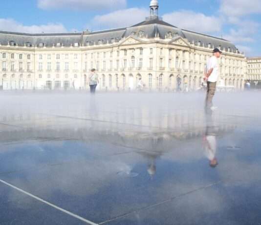 Der magische Spiegel von Bordeaux – Wo Wasser, Stein und Licht verschmelzen Miroir_d'eau_Bordeaux_Wikipedia