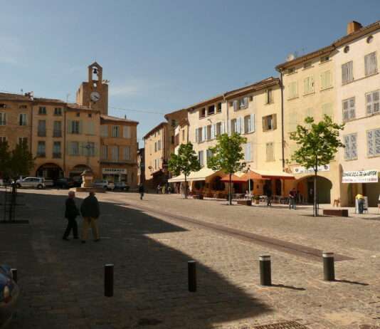 Dealer mit Dienstleistungscharme – wenn Kriminalität auf Nachbarschaftshilfe macht Place_à_Bagnols-sur-Cèze_Wikipedia