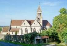 Mut in der Dunkelheit: Wie ein ganzes Dorf ein Rentnerehepaar vor brutalen Einbrechern rettete Pontpoint_(60),_église_St-Gervais_(Wikipedia)