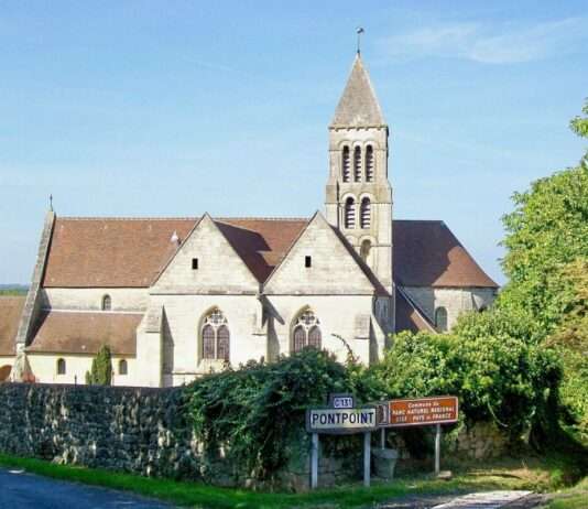 Mut in der Dunkelheit: Wie ein ganzes Dorf ein Rentnerehepaar vor brutalen Einbrechern rettete Pontpoint_(60),_église_St-Gervais_(Wikipedia)