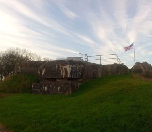 Geschichte trifft Gästehaus: Die Bunker von Cotentin im Wandel Poste_de_Commandement_des_Batteries_de_Crisbecq