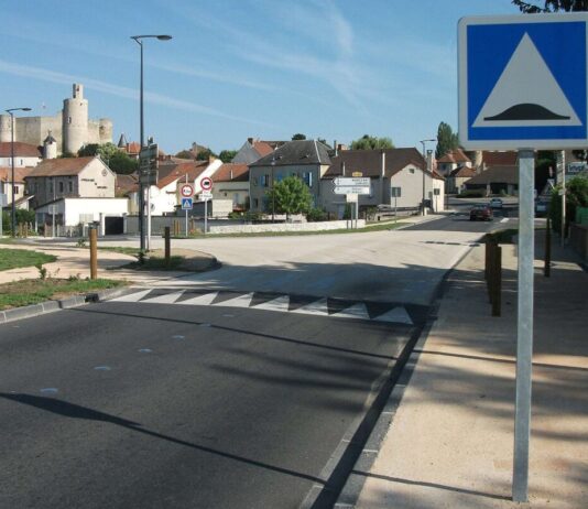 Verkehrsberuhigung – Frankreichs Streit um illegale Bodenschwellen Bodenschwellen_Strasse_Verkehr
