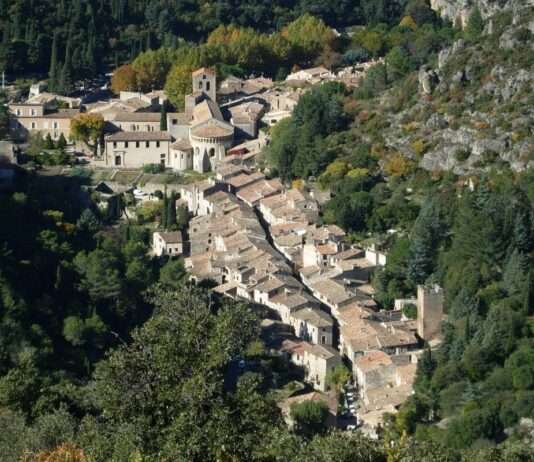 Saint-Guilhem-le-Désert: Zwischen Touristenströmen und dem Wunsch nach Ruhe Saint-Guilhem-le-Desert_Wikipedia