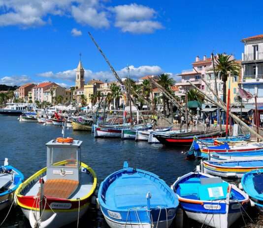 Sanary-sur-Mer: Wo der Markt zum Herzschlag der Provence wird Sanary-sur-Mer_Wikipedia
