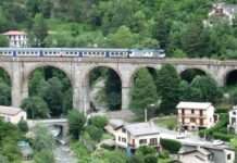 Fünf Jahre nach Alex: Die Roya-Schlucht und ihre Narben Tende_viaduct_and_Italian_train_I