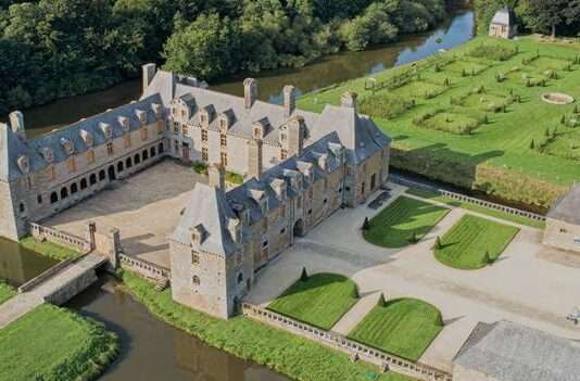 Zaubertrank gegen den Verfall – Wie das Château du Rocher-Portail zur magischen Schule wurde Vue_aerienne-château_Le_Rocher_Portail
