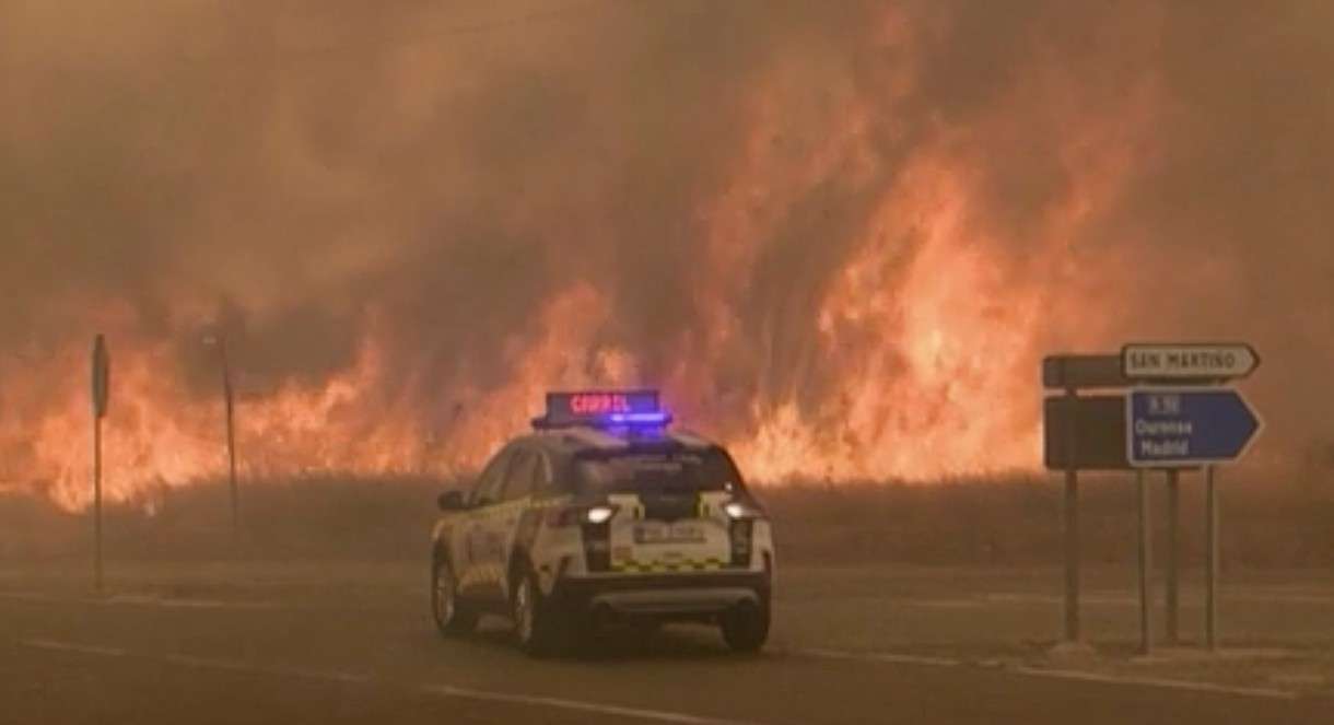 „Flammenmeer ohne Gnade“ – Spanien und Portugal kämpfen gegen die größten Waldbrände des Jahres