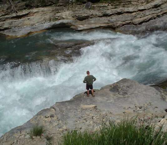Der wilde Charme des Guil – Flussabenteuer im Herz des Queyras Whitewater_-_'triple_step'_on_the_river_Guil_in_French_Alps