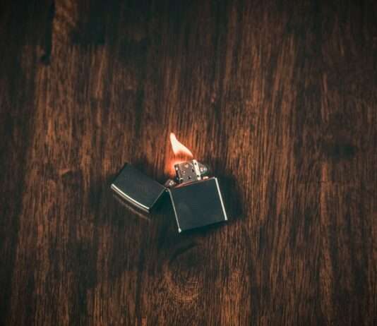 Warum ein 16-Jähriger in Nîmes Feuer legte – und was das über unsere Gesellschaft verrät Feuerzeug_Brandstiftung