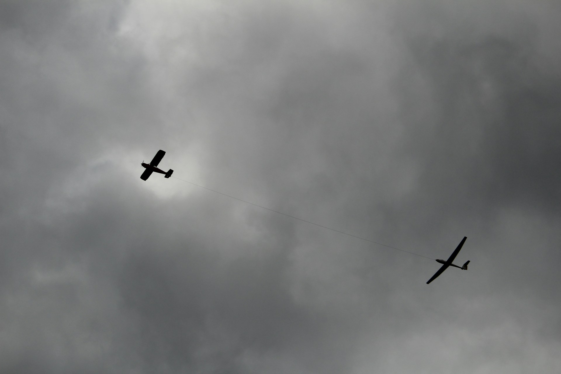 Flugtragödie in den Alpen: Zwei erfahrene Piloten sterben bei Absturz von Flugzeug und Segelflugzeug