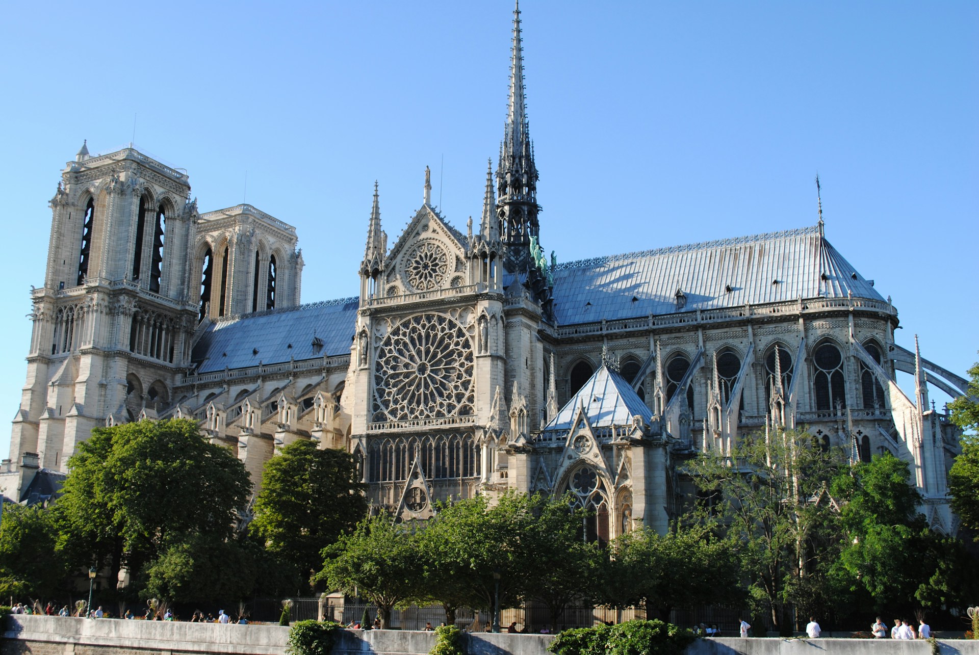 Notre-Dame de Paris: Die triumphale Rückkehr eines Weltwunders
