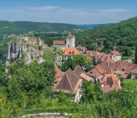 Zeitreise im Lot-Tal: Saint-Cirq-Lapopie View_of_Saint-Cirq-Lapopie_Wikipedia