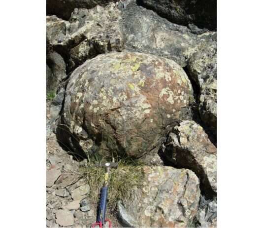 Mont Chenaillet: Ein Spaziergang auf dem Meeresgrund Lavakissen_Mont-Chenaillet_Wikipedia