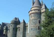 GR 37 – Zu Fuß durchs Herz der Bretagne Castle-Vitre-France-GR37_Wikipedia