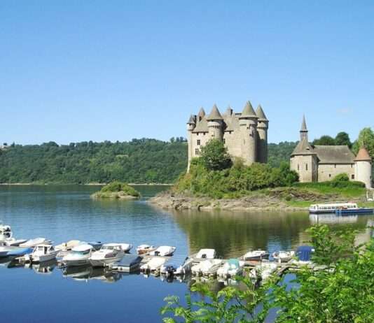 Kultur, Krater, kleine Dörfer: Warum das Cantal mehr ist als nur grüne Hügel Lac de Bort-les-Orgues und château de Val (Wikipedia)