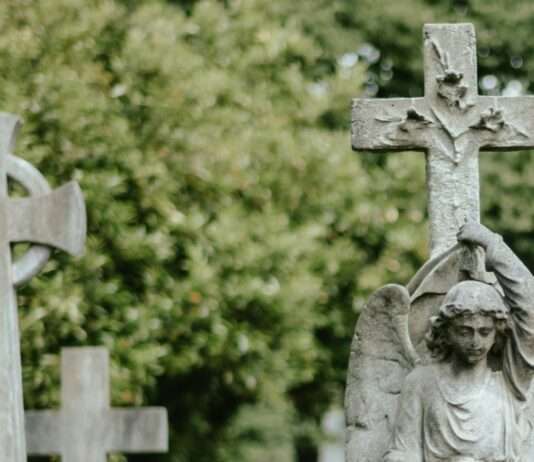 Schändung von Gräbern: Wie nächtlicher Vandalismus die Gemeinde Froges erschüttert Friedhof
