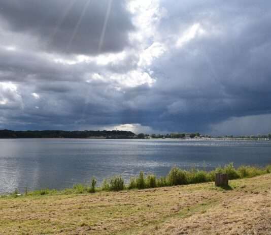 Lac du Der-Chantecoq: Natur, Nostalgie und eine Brise Abenteuer Lac_du_Der-Chantecoq_Wikipedia
