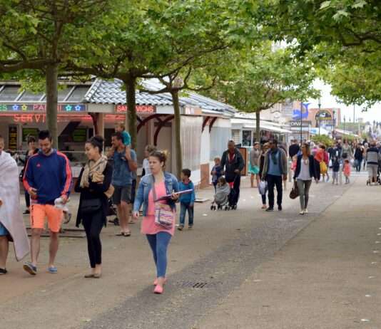 Südwest-Feeling pur: Spätsommerliche Feststimmung in Biscarrosse-Plage Place_de_la_Fontaine,_Biscarrosse-Plage,_Wikipedia