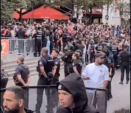 Gratis-Hühnchen, Tränengas und ein überfordertes Fast-Food Restaurant: Wie eine Promo-Aktion in Paris eskalierte Restaurant_PR_Eröffnung_Paris_ScreenX