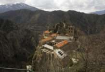 Der Canigou: Wo sich Katalonien in den Himmel streckt Saint-Martin-du-Canigou_Wikipedia