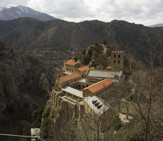Der Canigou: Wo sich Katalonien in den Himmel streckt Saint-Martin-du-Canigou_Wikipedia
