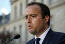 Lecornu korrigiert Regierungskurs: Keine Streichung von Feiertagen – Frankreichs neuer Premier sucht den Ausgleich Sebastian_Lecornu_Illustration