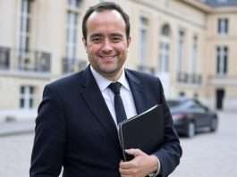 Krisenbriefing in Paris: Warum die Regierung die Parteien zum Nahostkrieg einbestellt Sebastian_Lecornu_Lächeln_positiv_Illustration