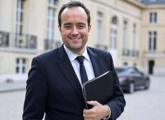 Frankreichs Spagat zwischen Sparzwang und Sozialstaat – was Sébastien Lecornus Budget 2026 wirklich enthält Sebastian_Lecornu_Lächeln_positiv_Illustration